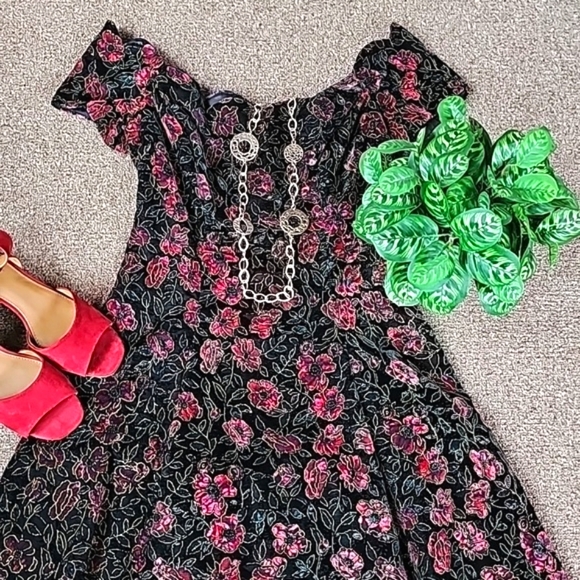 Source Unknown Dresses & Skirts - WHAT A BEAUTY- Velvet Dress 🥻💃